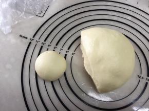 取出面团揉圆，切出一小块面团揉圆，静置30秒