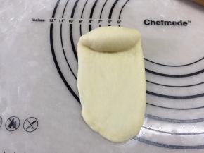 面团从上往下卷，第一圈的时候在接口处要用稍用力压，形成橄榄型的雏形