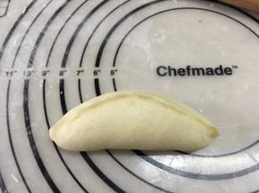 继续往下卷，尾部接口要捏紧