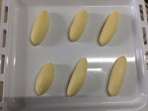 码入不粘烤盘中，接口朝下