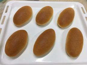 烤制完成后马上取出烤盘，面包冷却