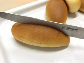 在面包中间纵向割一个口