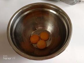 分离蛋黄。