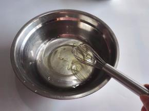 烤箱160度预热10分钟。玉米油和水混合，然后搅拌