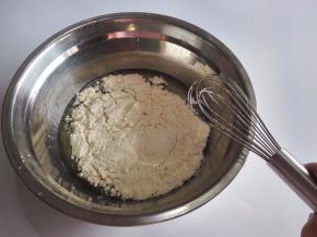 加入低粉和盐搅拌。