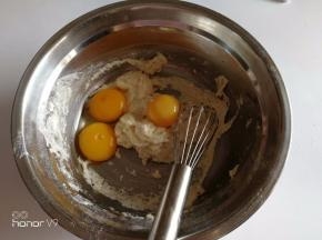 加入蛋黄搅拌均匀，采用后蛋法操作的蛋黄糊更细腻。