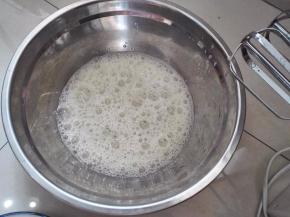 蛋白里面放几滴白醋去腥，打发到鱼眼泡的时候加入第一次的糖粉， 1档低速打发。