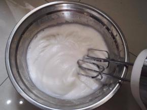 到比较细腻的时候放入第二次的糖粉，用3档中速打发。