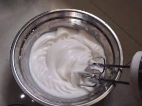 最后将剩下的糖粉全部放入，用1档低速打发。