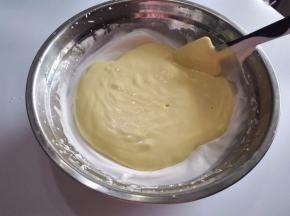 将切拌好的蛋黄糊倒入剩下的蛋白里面。