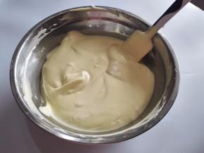 同样采用切拌的方法进行，速度要稍微快一点，以免产生大气泡。