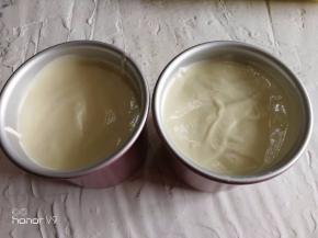 将面糊倒入模具里面，震几下模具，将空气震出来。