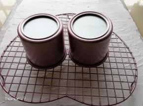 出炉震动几下模具，然后放烤网晾凉。