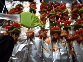 拿出来刷上一层烤肉汁