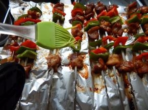 拿出来刷上一层烤肉汁