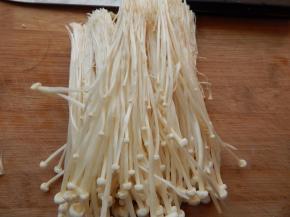 金针菇清洗干净