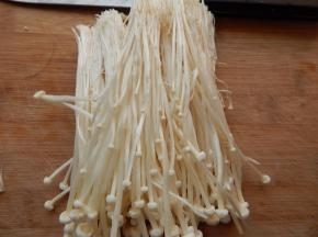 金针菇清洗干净
