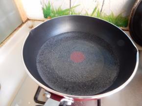 锅里烧热水加入金针菇焯一下水