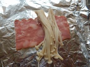 卷上焯过水的金针菇