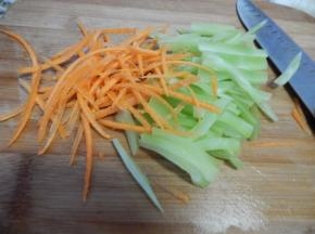 及胡萝卜去皮切丝