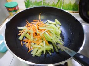 锅里加入油加入菜