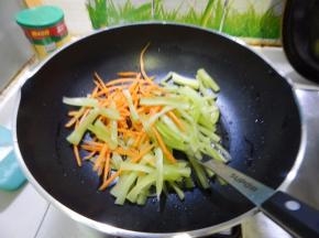 锅里加入油加入菜