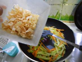 在加入泡好的豆皮