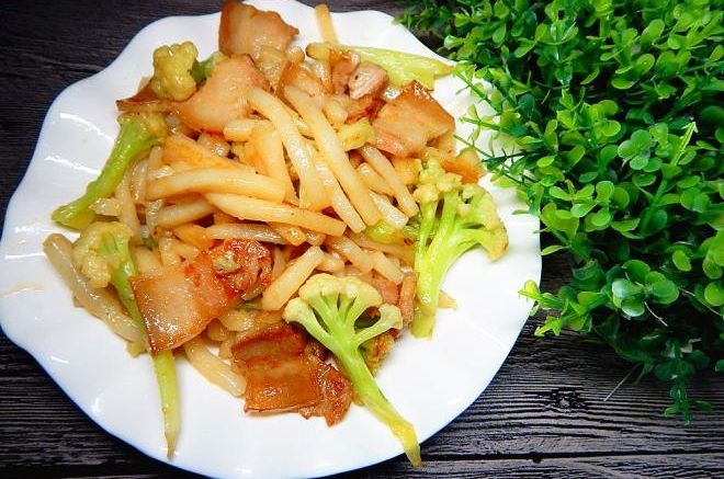 花菜五花肉炒年糕