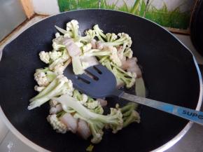 锅里加入油加入花菜