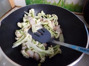 锅里加入油加入花菜