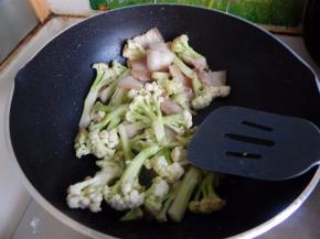 炒匀后加入五花肉不停的炒