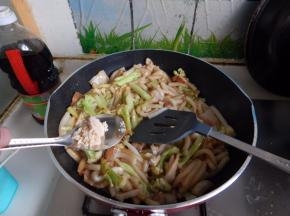 年糕入味加入鸡精炒匀