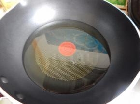 两碗油倒入锅里