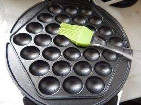 蛋仔机刷上一层 油预热