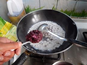 在加入黑米酒酿