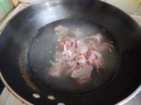 加入料酒水里焯一下水