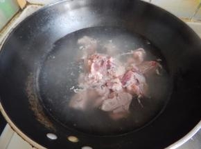 加入料酒水里焯一下水