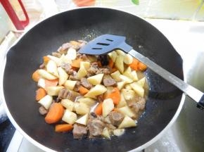 炖至收汁加入一点盐炒匀