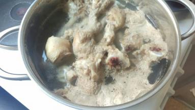 先把排骨和鸡腿骨去水。