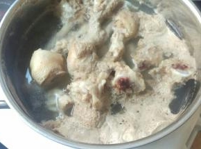 先把排骨和鸡腿骨去水。