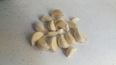 准备好大蒜，不需要拍，也不需要去低，直接这样蒸粒就好。