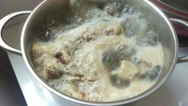 把骨头和鸡骨加大蒜加汤料加1.8升的水一起大火煮开后换中火煮1.5小时，就可以咯。