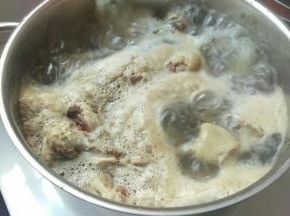 把骨头和鸡骨加大蒜加汤料加1.8升的水一起大火煮开后换中火煮1.5小时，就可以咯。