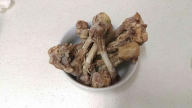 煮1个小时后鸡骨取出来。锅里放白胡椒粉。放大量，要吃起来有很重的胡椒味道才可以。我大概放了10g把。