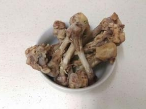 煮1个小时后鸡骨取出来。锅里放白胡椒粉。放大量，要吃起来有很重的胡椒味道才可以。我大概放了10g把。