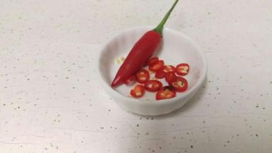 准备辣椒切小段。作为蘸料。