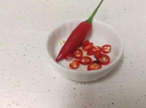 准备辣椒切小段。作为蘸料。