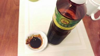 倒入一些黑酱油，蘸料的。我用这个牌子。不错，虎标。这样排骨就蘸黑酱油和辣椒一起吃！很好吃！