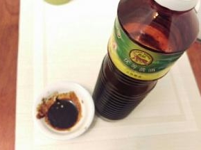 倒入一些黑酱油，蘸料的。我用这个牌子。不错，虎标。这样排骨就蘸黑酱油和辣椒一起吃！很好吃！