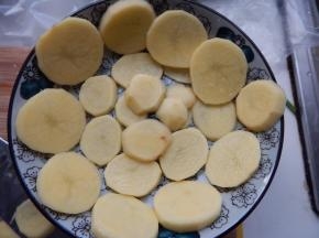 土豆去皮切片摆盘里